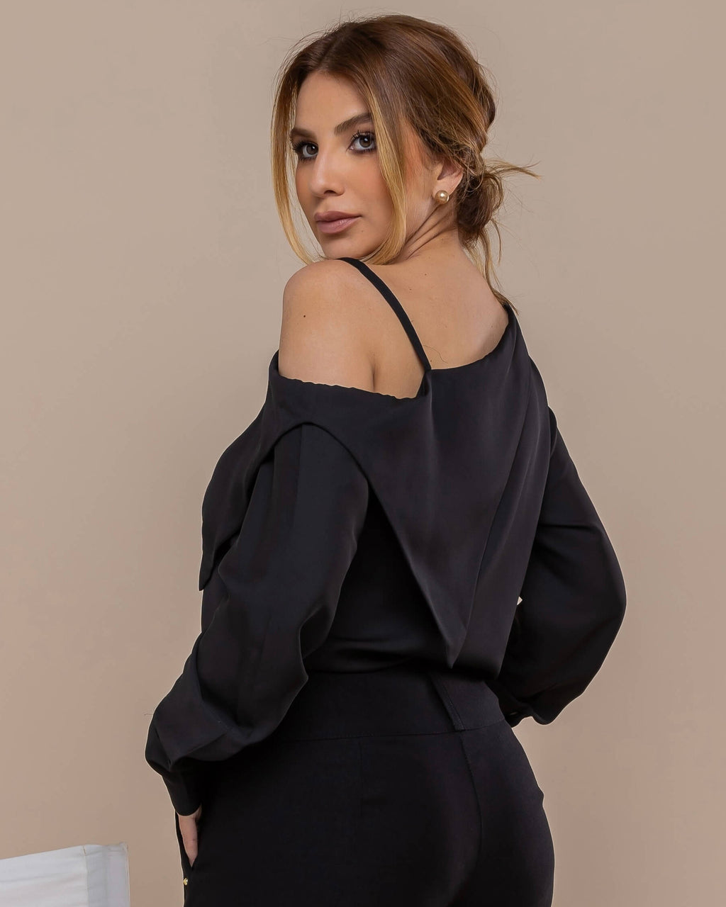 BLUSA CREPÉ ESCOTE ASIMÉTRICO DE UN HOMBRO
