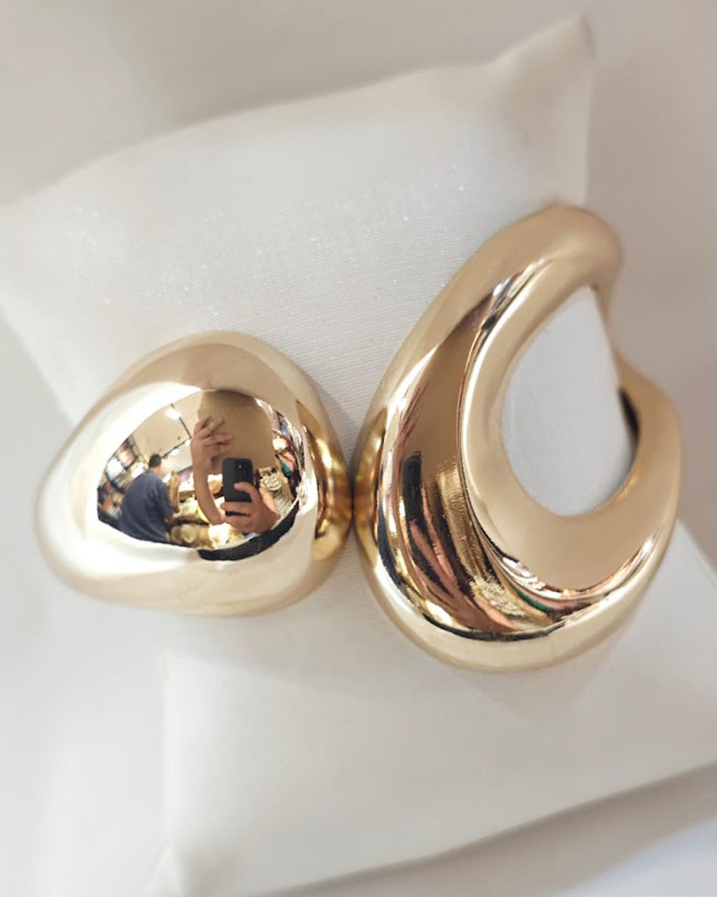 BRAZALETE DORADO CON BISAGRA Y FORMAS - MODELO "MARIANNE"