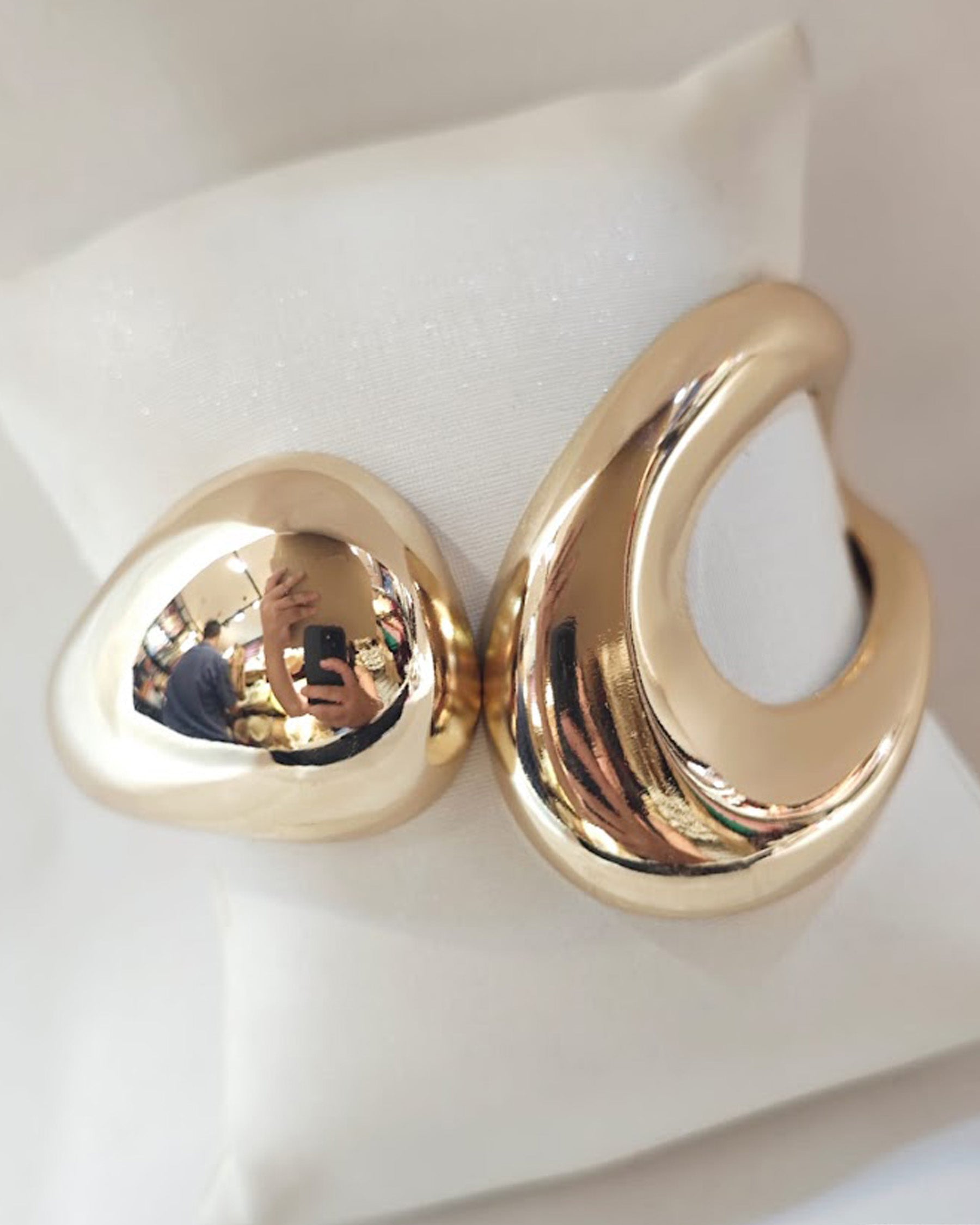 BRAZALETE DORADO CON BISAGRA Y FORMAS - MODELO "MARIANNE"