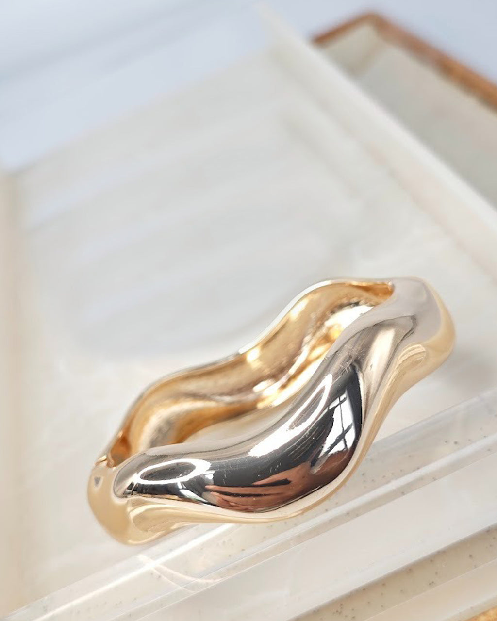 BRAZALETE DORADO CON BISAGRA METALICO CON SUAVES ONDAS - MODELO "WAVES"