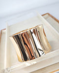 BRAZALETE DORADO CON BISAGRA METALICO ANCHO CON TEXTURA - MODELO "ELEGANT"