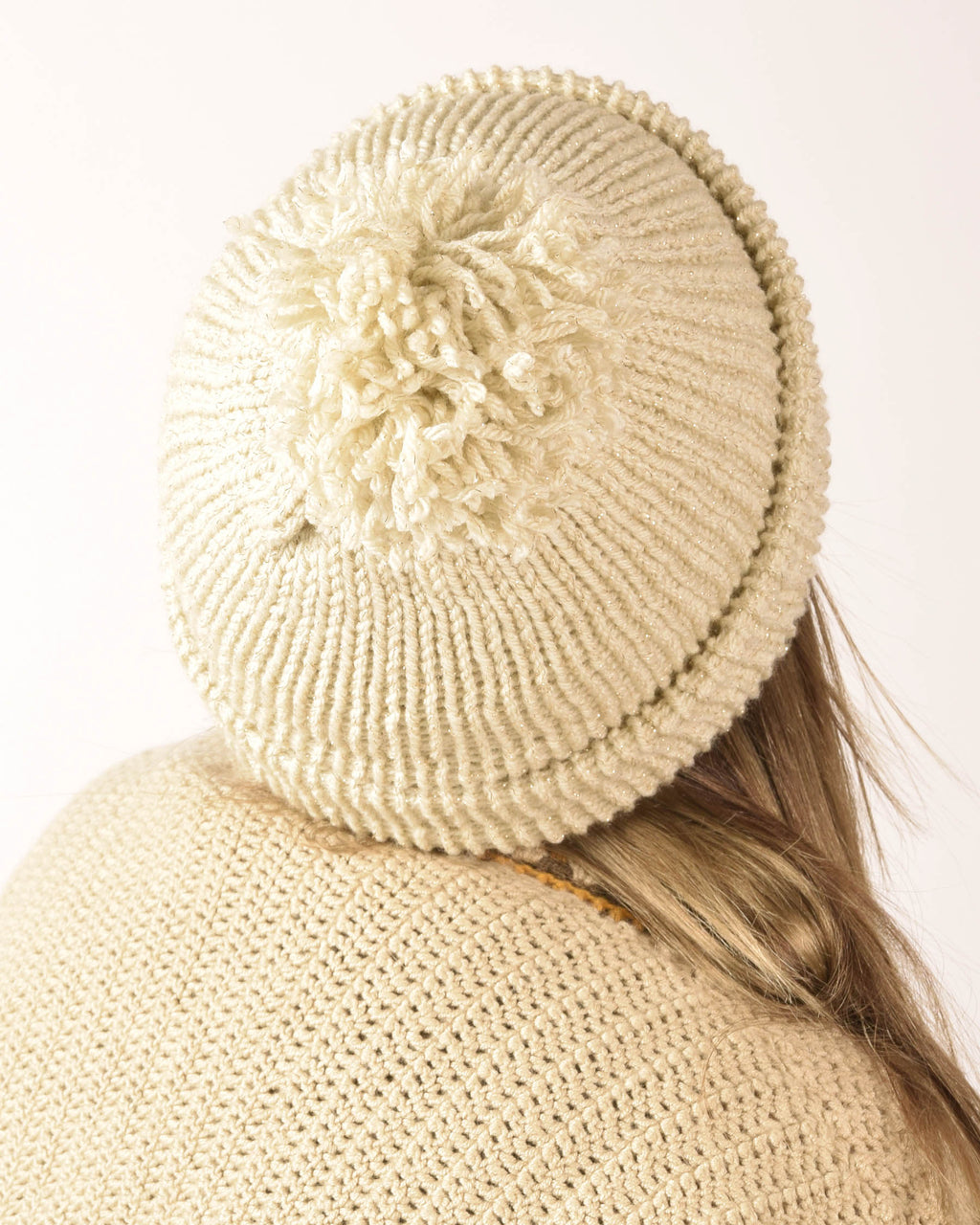 GORRO TEJIDO A MANO "POMPÓN"