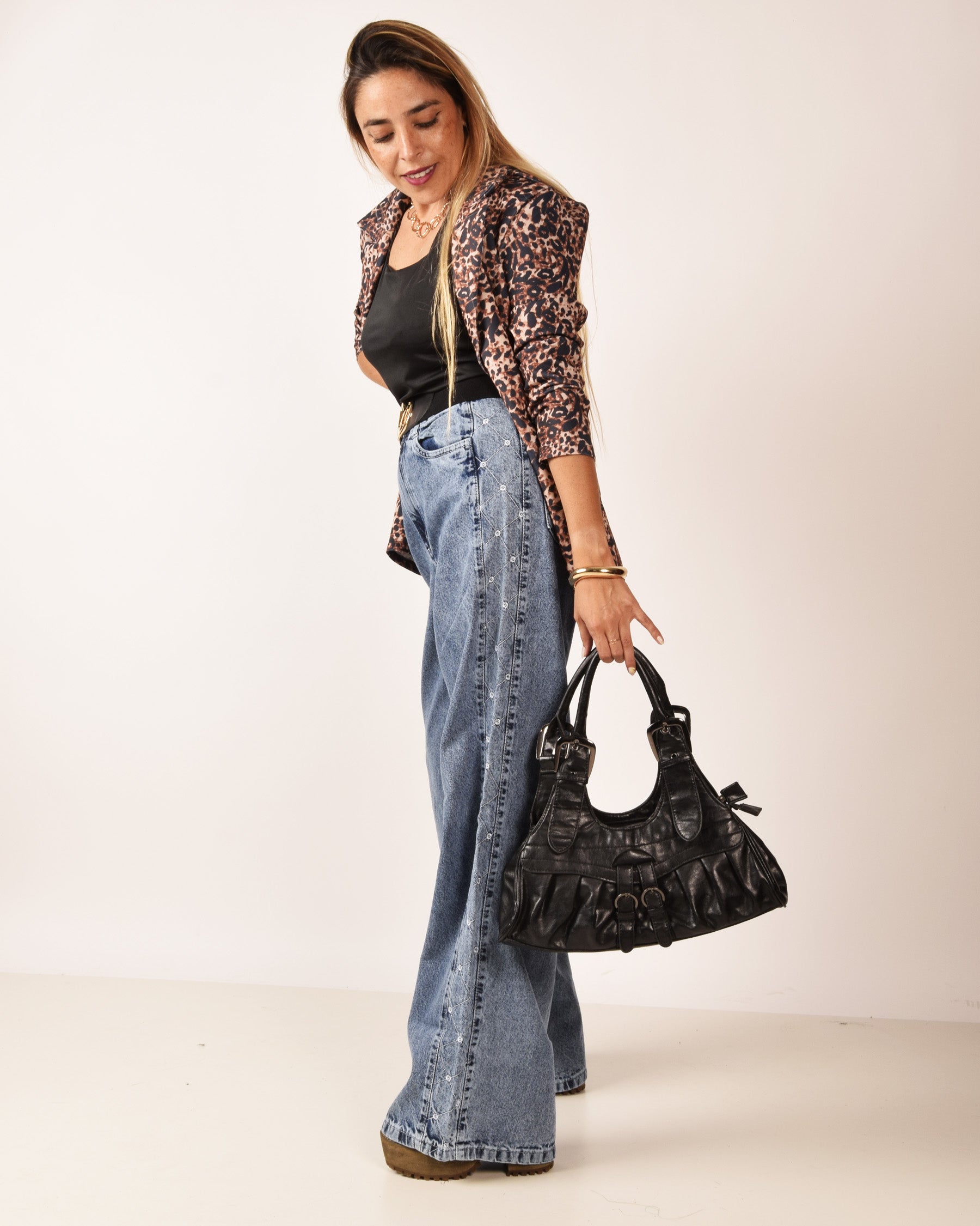 JEANS PALAZZO CON BORDADO AL COSTADO