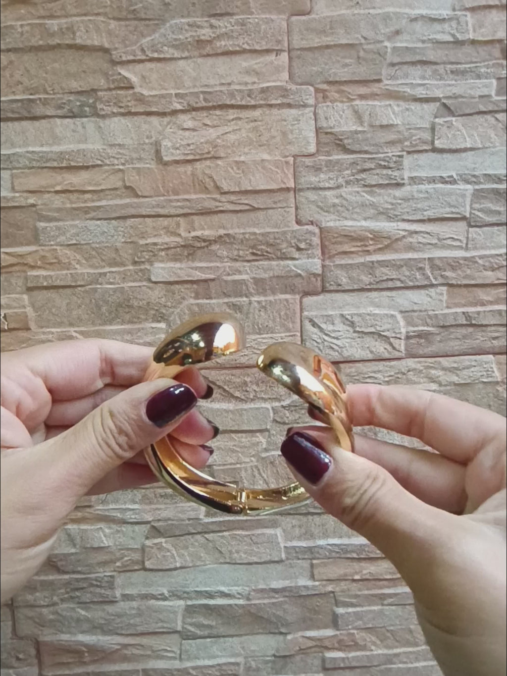 BRAZALETE DORADO CON BISAGRA Y FORMAS - MODELO "MARIANNE"