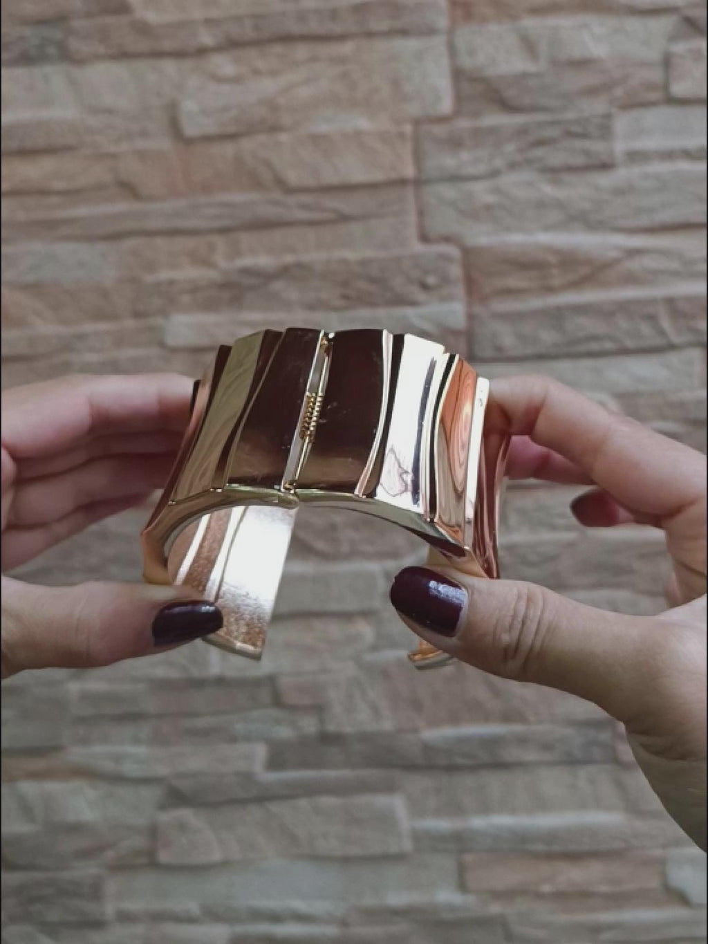 BRAZALETE DORADO CON BISAGRA METALICO ANCHO CON TEXTURA - MODELO "ELEGANT"