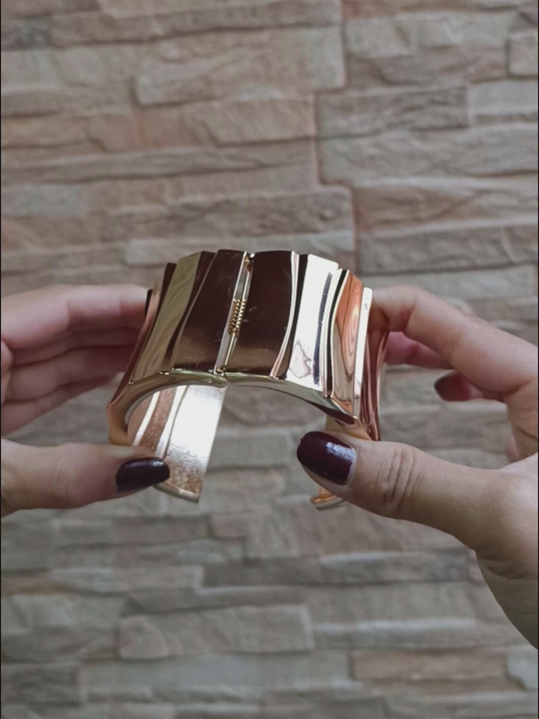 BRAZALETE DORADO CON BISAGRA METALICO ANCHO CON TEXTURA - MODELO "ELEGANT"