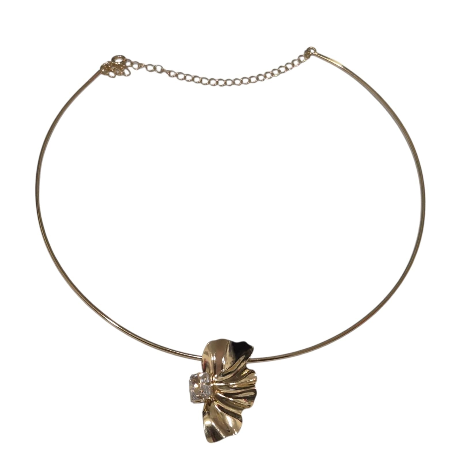 Collar rígido, con media flor al  centro