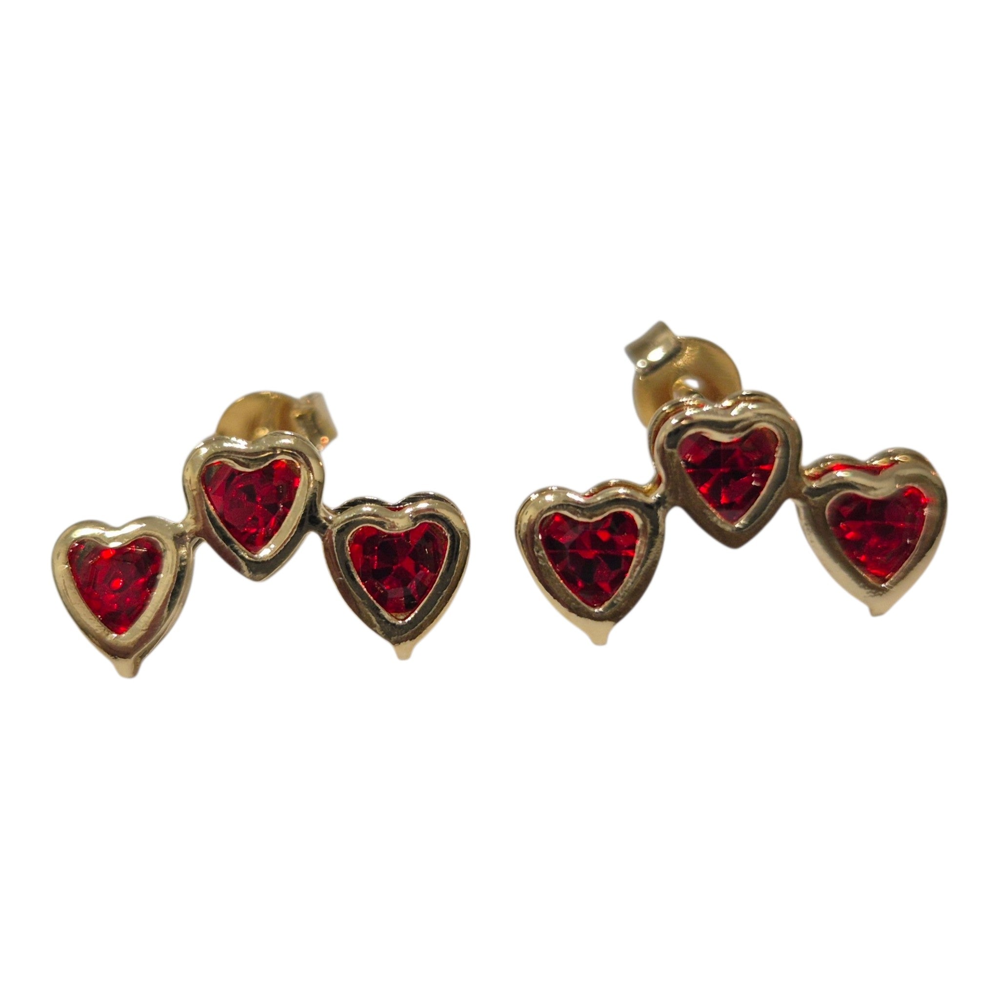 Aros trio corazón circon rojo, bañado en oro 18 k , cierre mariposa.