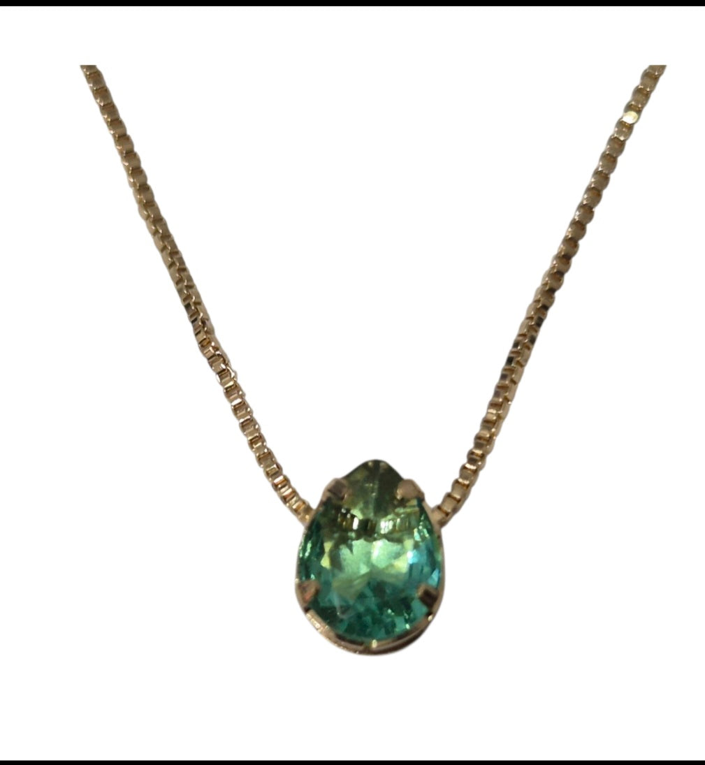 Cadena con dije cristal verde